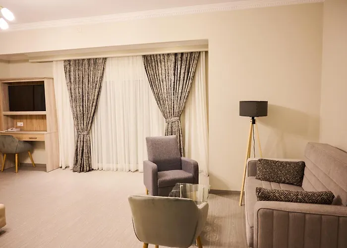 Famissi アパートホテル 4*